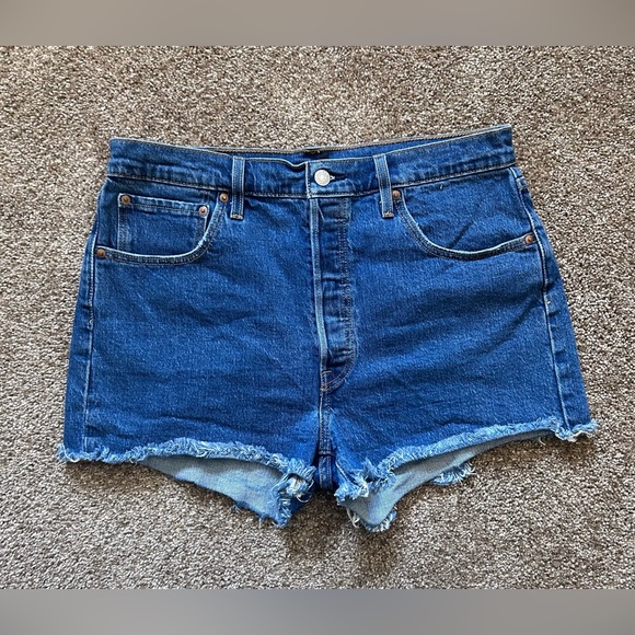 Women’s Levi’s 501 High Waisted Fringe Jean Shorts w/ Button Fly Western Sz 31 - Picture 2 of 12